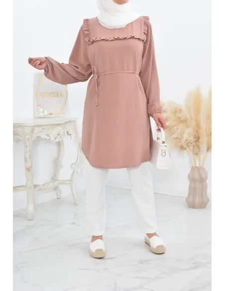 Longue tunique fluide pour l'été style modest fashion à froufrou.