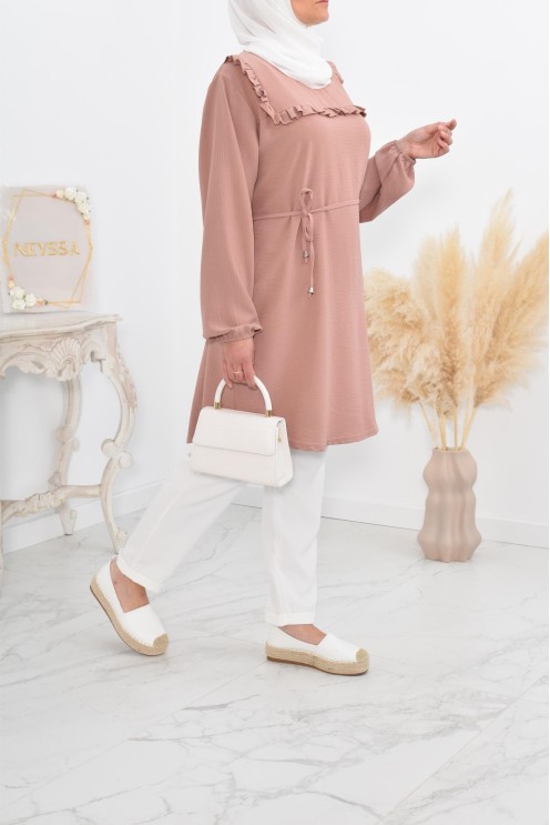 Longue tunique fluide pour l'été style modest fashion à froufrou.