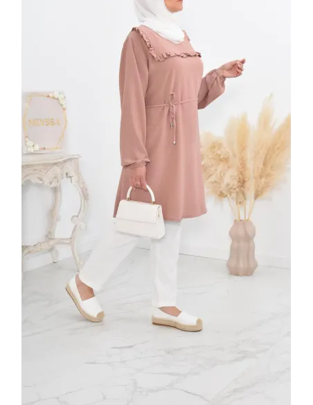 Longue tunique fluide pour l'été style modest fashion à froufrou.