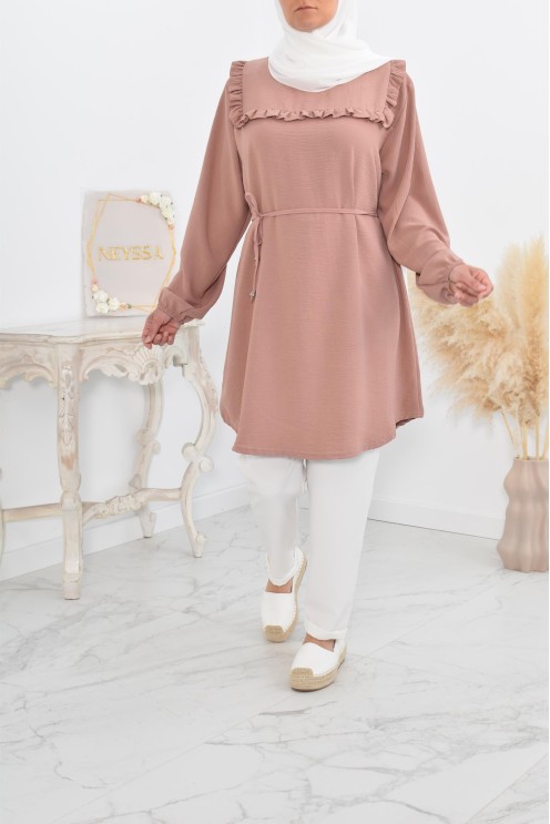 Longue tunique fluide pour l'été style modest fashion à froufrou.