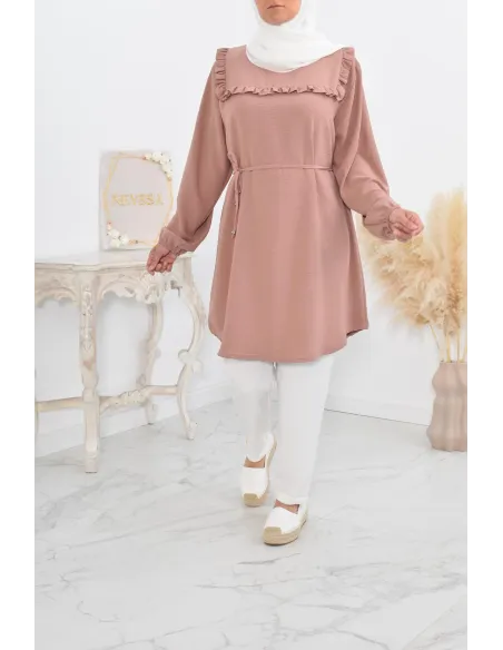 Longue tunique fluide pour l'été style modest fashion à froufrou.