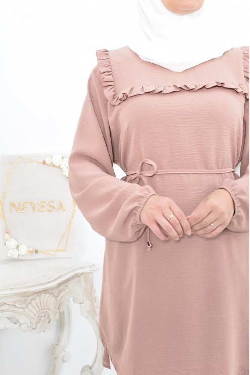 Longue tunique fluide pour l'été style modest fashion à froufrou.