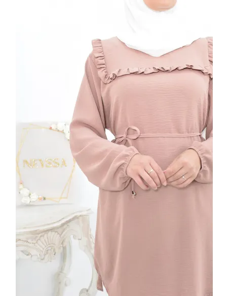 Longue tunique fluide pour l'été style modest fashion à froufrou.