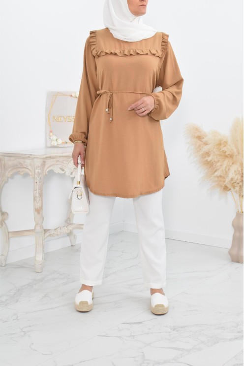 Longue tunique fluide pour l'été style modest fashion à froufrou.