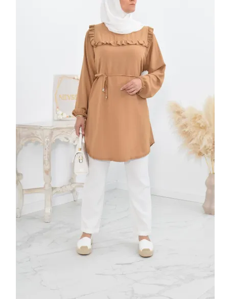 Longue tunique fluide pour l'été style modest fashion à froufrou.