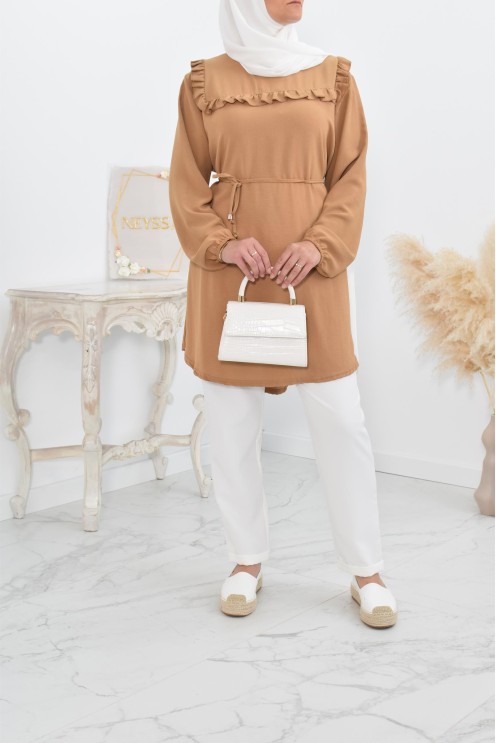 Longue tunique fluide pour l'été style modest fashion à froufrou.