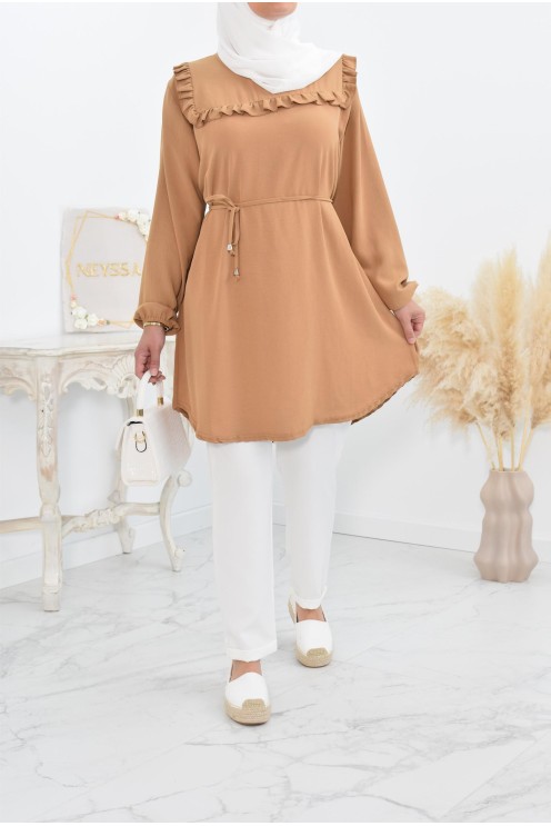 Longue tunique fluide pour l'été style modest fashion à froufrou.