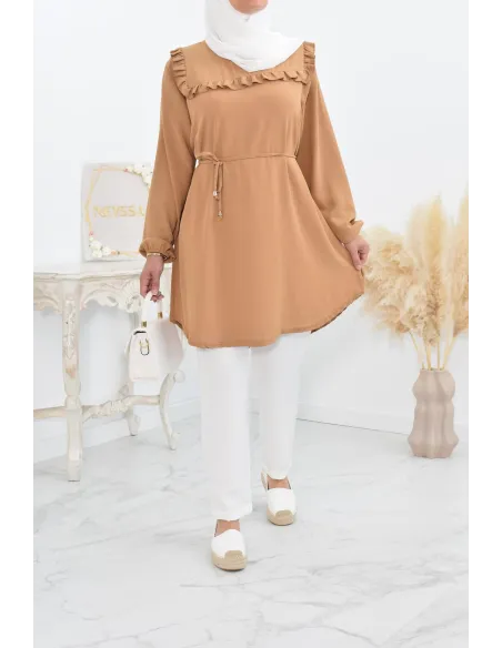 Longue tunique fluide pour l'été style modest fashion à froufrou.