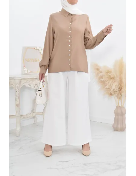 Chemise droite classique fluide et modest fashion.