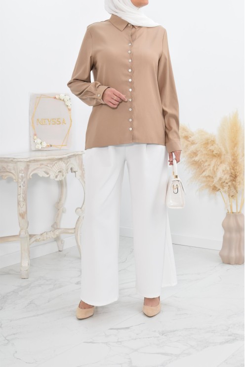 Chemise droite classique fluide et modest fashion.