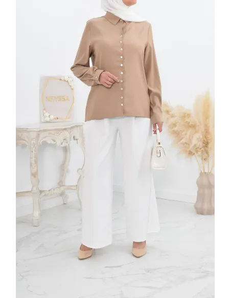 Chemise droite classique fluide et modest fashion.