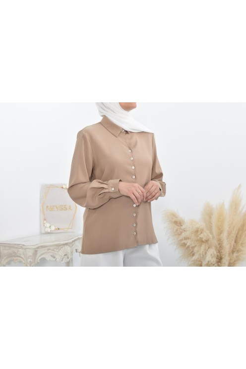 Chemise droite classique fluide et modest fashion.