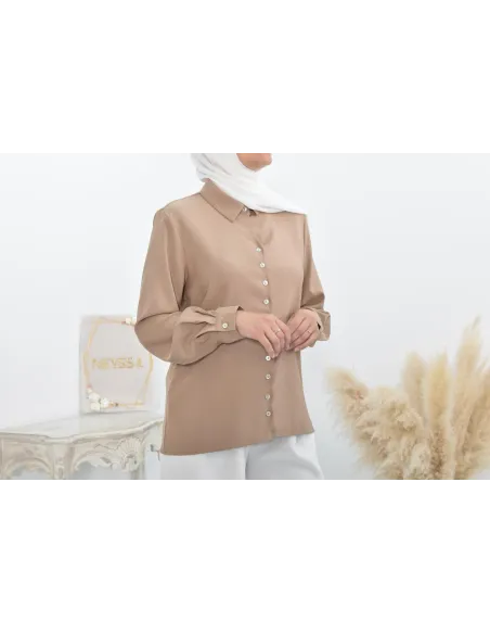 Chemise droite classique fluide et modest fashion.