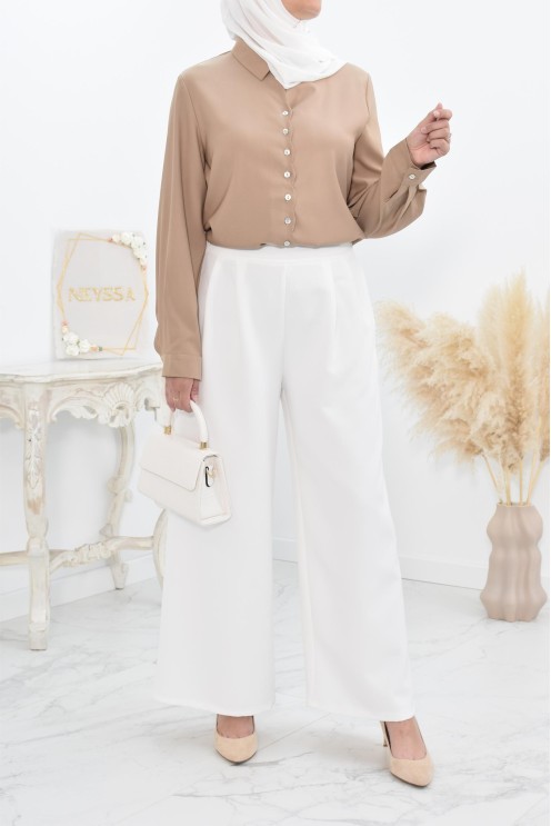 Chemise droite classique fluide et modest fashion.