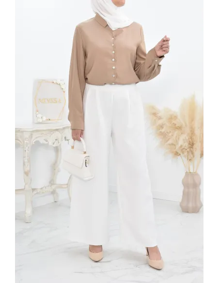 Chemise droite classique fluide et modest fashion.