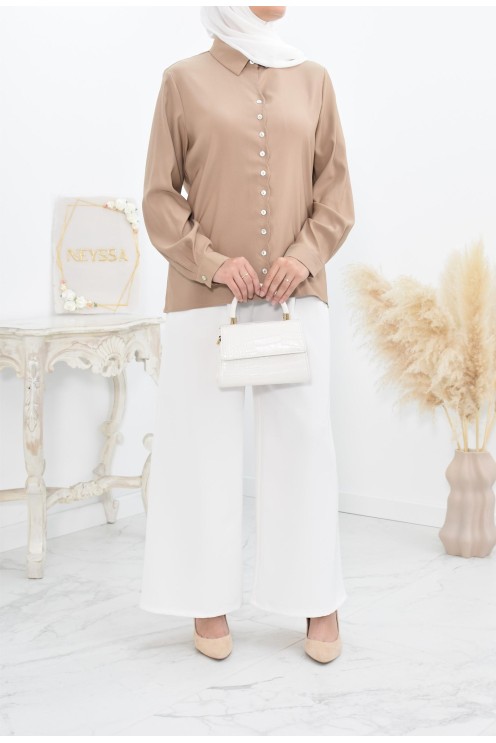 Chemise droite classique fluide et modest fashion.