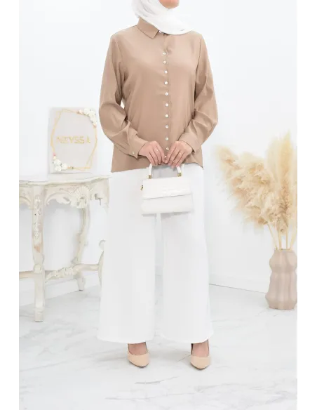 Chemise droite classique fluide et modest fashion.