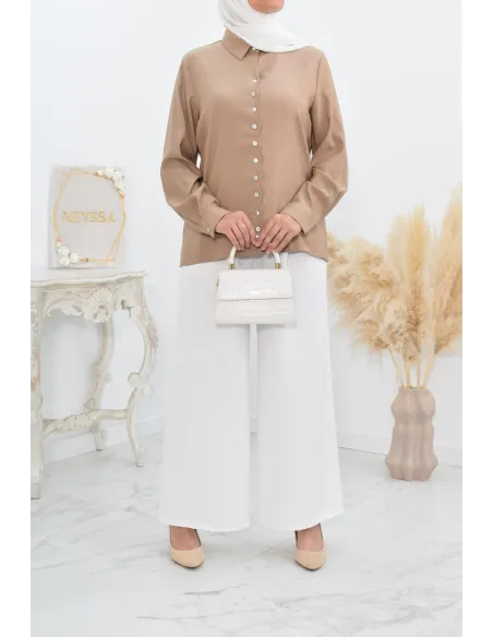 Chemise droite classique fluide et modest fashion.