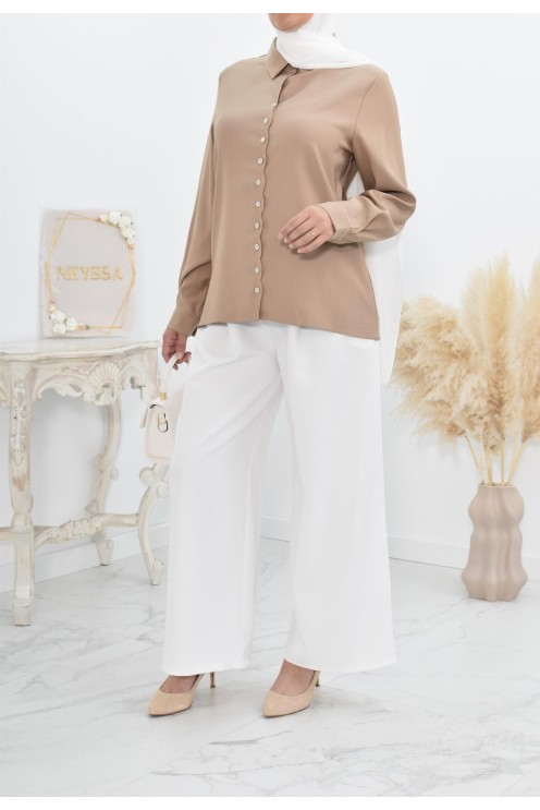 Chemise droite classique fluide et modest fashion.