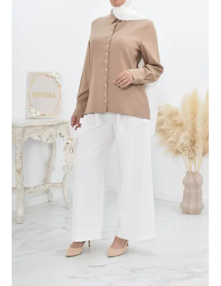 Chemise droite classique fluide et modest fashion.