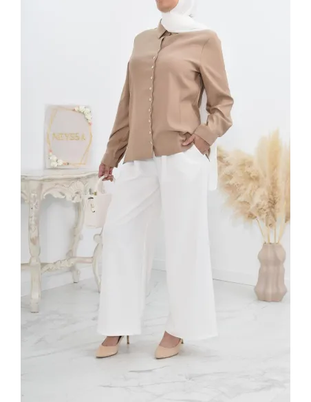 Chemise droite classique fluide et modest fashion.