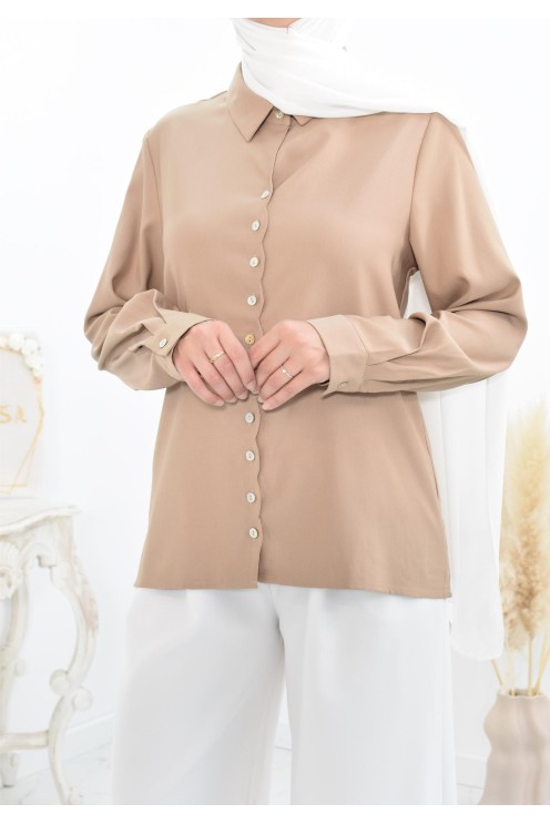 Chemise droite classique fluide et modest fashion.
