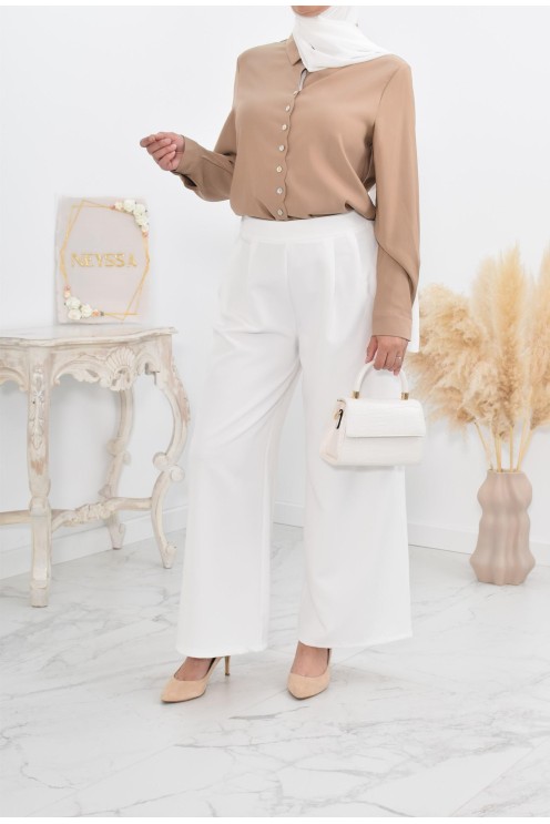 Chemise droite classique fluide et modest fashion.