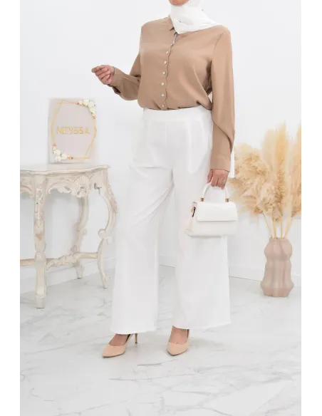 Chemise droite classique fluide et modest fashion.