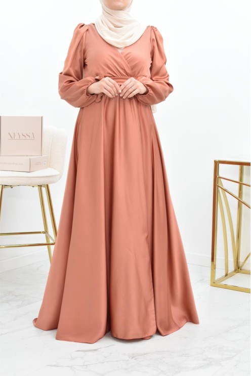 Robe longue satin cache coeur cérémonie femme musulmane.