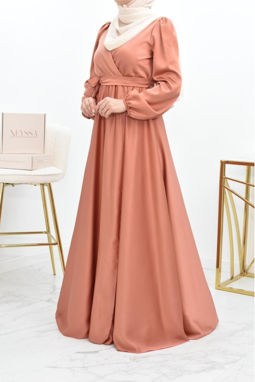 Robe longue satin cache coeur cérémonie femme musulmane.