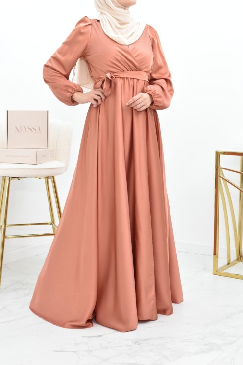 Robe longue satin cache coeur cérémonie femme musulmane.