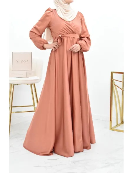 Robe longue satin cache coeur cérémonie femme musulmane.