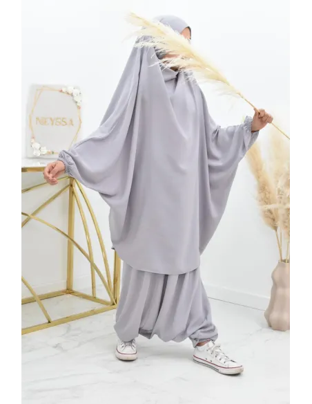 Jilbeb fillette ou jilbab fille tenue de prière et de cours d'arabe.