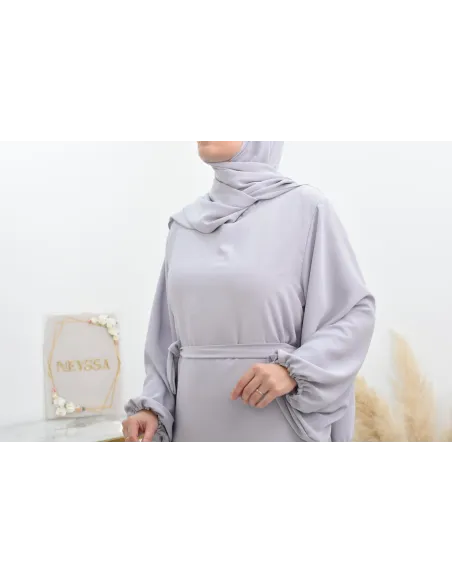 Longue robe de prière avecson  hijab intégré, abaya ample et fluide Neyssa
