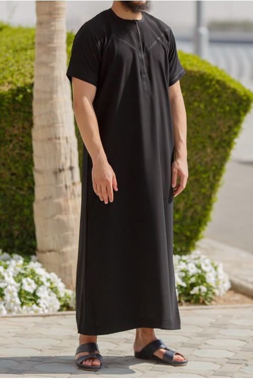 Qamis Noir Émiratie homme style saoudien, avec tissu haut de gamme, idée cadeau