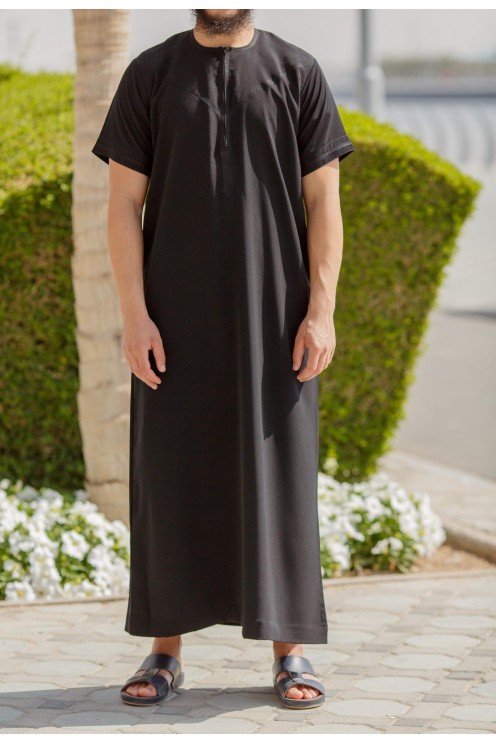 Qamis Noir Émiratie homme style saoudien, avec tissu haut de gamme, idée cadeau