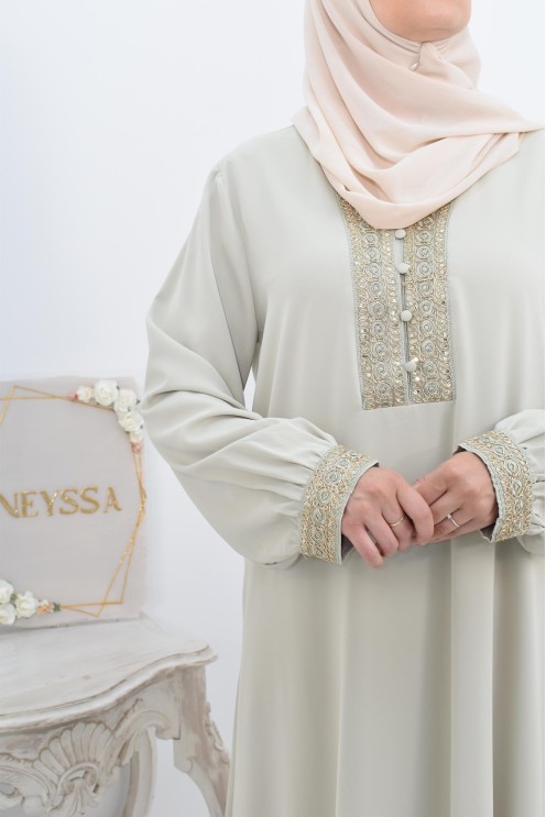 Eine Abaya für Mutter und Tochter im Kaftan-Stil für das Eid 2022.