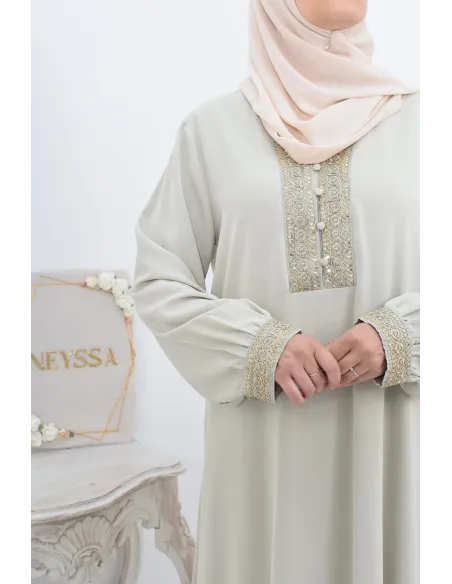 Eine Abaya für Mutter und Tochter im Kaftan-Stil für das Eid 2022.