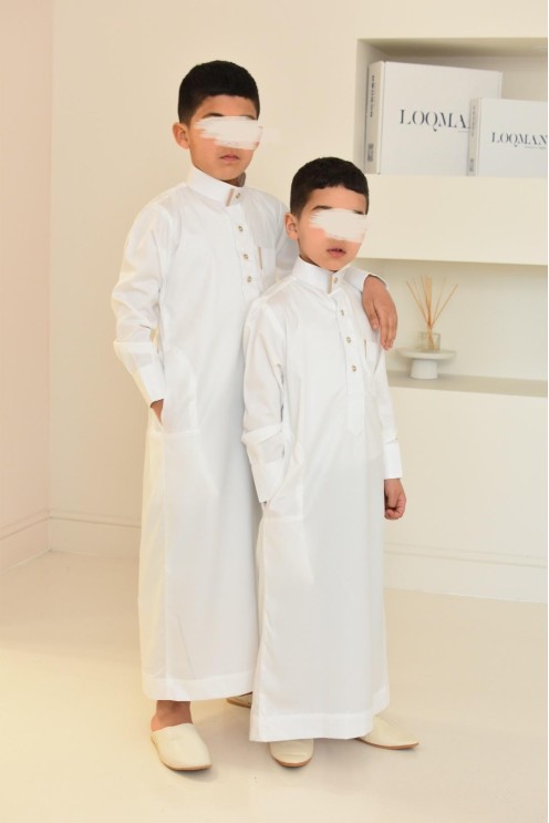 Qamis saoudien enfant luxe avec poche et bouton, parfait pour un mariage et l'Aïd
