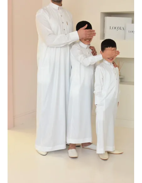 Qamis saoudien enfant luxe avec poche et bouton, parfait pour un mariage et l'Aïd
