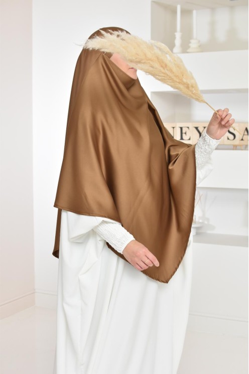 Long khimar satiné pointu devant et derrière parfait pour les fêtes