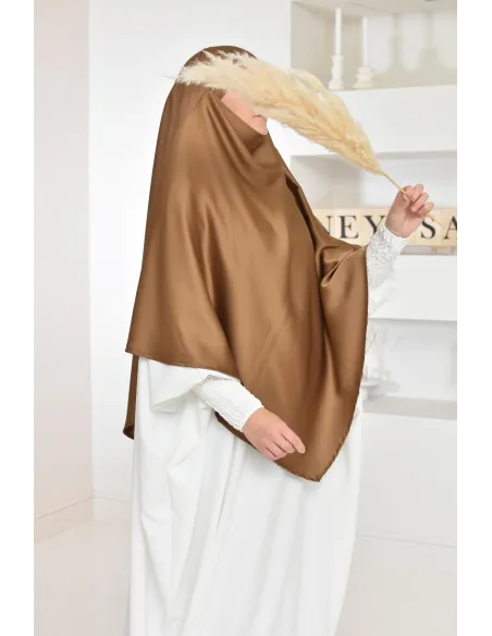 Long khimar satiné pointu devant et derrière parfait pour les fêtes