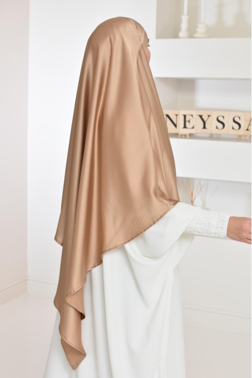 Long khimar satiné pointu devant et derrière parfait pour les fêtes