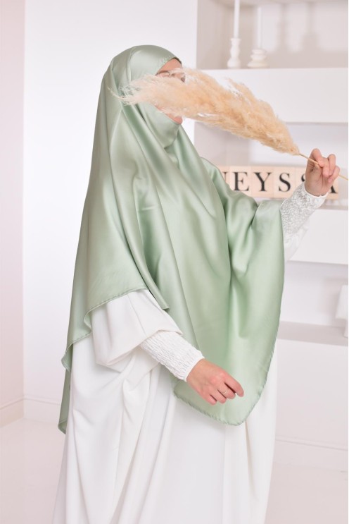 Long khimar satiné pointu devant et derrière parfait pour les fêtes