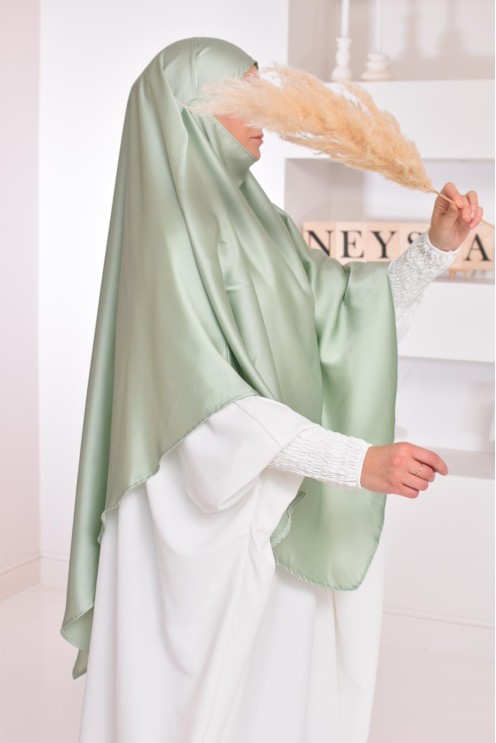 Long khimar satiné pointu devant et derrière parfait pour les fêtes