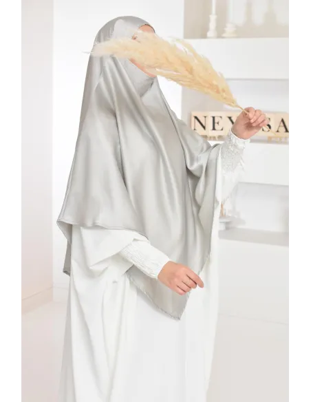 Long khimar satiné pointu devant et derrière parfait pour les fêtes