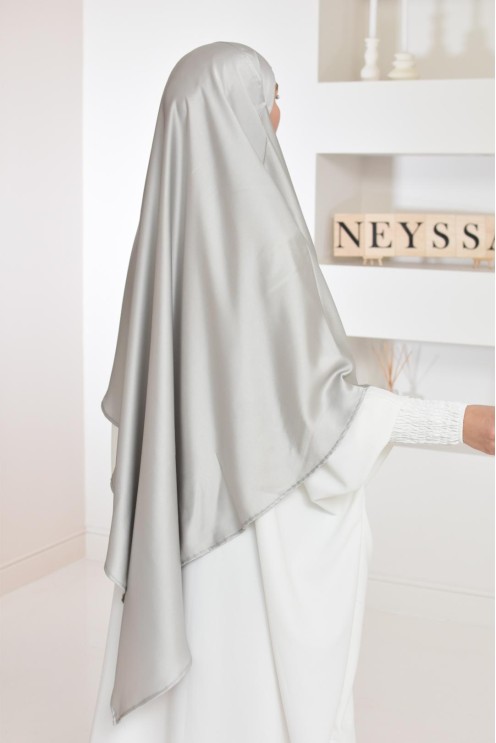 Long khimar satiné pointu devant et derrière parfait pour les fêtes