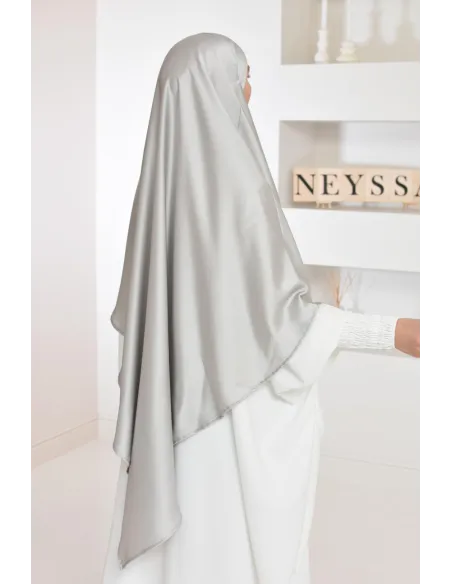 Long khimar satiné pointu devant et derrière parfait pour les fêtes