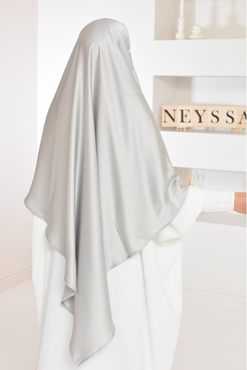 Long khimar satiné pointu devant et derrière parfait pour les fêtes