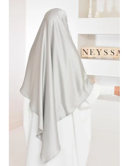 Long khimar satiné pointu devant et derrière parfait pour les fêtes